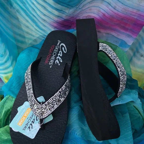 Skechers W’s 9 Arch Support, Low Wedge (1.5”) Heel with Crystal Daisy Accents - Picture 4 of 7